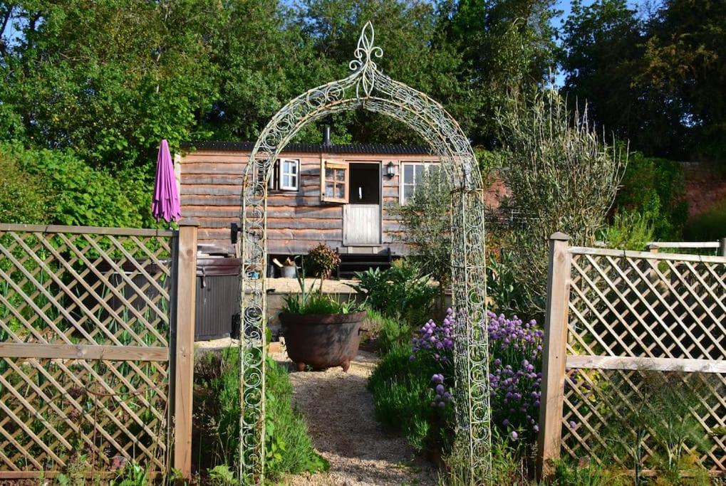 Luxury, Rural Shepherds Hut With Hot Tub Nr Bath Bristol Exterior foto